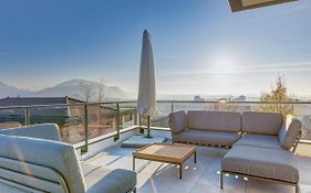 Serenity - 3 Bedroom Top Floor Apartment Parking & Lake View Terrace